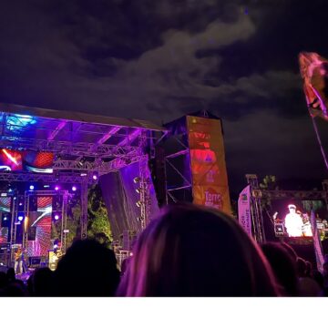 Devant la scène de Terre de blues au château Murat, les fans ont agité des drapeaux au passage de la figure mythique du reggae Burning Spear. Marie-Galante, 8 juin 2025. Photo : Le Courrier de Guadeloupe Devant la scène de Terre de blues au château Murat, les fans ont agité des drapeaux au passage de la figure mythique du reggae Burning Spear. Marie-Galante, 8 juin 2025. Photo : Le Courrier de Guadeloupe