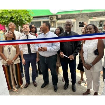 Coupé de ruban inaugural de l'épicerie solidaire de Capesterre-Belle-Eau, en présence du maire Jean-Philippe Courtois (au centre), du sous-préfet Arnaud Duranthon (à sa gauche) et du curé Eugène Kaze à sa droite). Photo : Ville de Capesterre Belle-Eau Coupé de ruban inaugural de l'épicerie solidaire de Capesterre-Belle-Eau le 12 août, en présence du maire Jean-Philippe Courtois (au centre), du sous-préfet Arnaud Duranthon (à sa gauche) et du curé Eugène Kaze à sa droite). Photo : Ville de Capesterre Belle-Eau