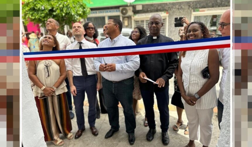 Coupé de ruban inaugural de l'épicerie solidaire de Capesterre-Belle-Eau le 12 août, en présence du maire Jean-Philippe Courtois (au centre), du sous-préfet Arnaud Duranthon (à sa gauche) et du curé Eugène Kaze à sa droite). Photo : Ville de Capesterre Belle-Eau