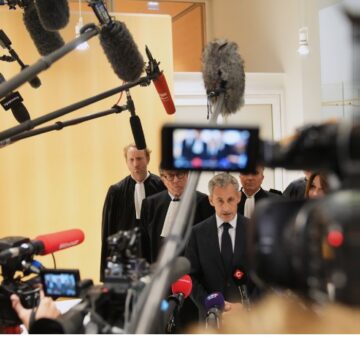 L'ancien président Nicolas Sarkozy s'exprime jeudi 25 septembre 2025 devant les médias après que le tribunal correctionnel de Paris l'a condamné à 5 ans de prison pour avoir été reconnu coupable d'association de malfaiteurs dans l’affaire de financement présumé de sa campagne de 2007 par des fonds libyens. Photo : Christophe Ena / AP / Sipa L'ancien président Nicolas Sarkozy s'exprime jeudi 25 septembre 2025 devant les médias après que le tribunal correctionnel de Paris l'a condamné à 5 ans de prison pour avoir été reconnu coupable d'association de malfaiteurs dans l’affaire de financement présumé de sa campagne de 2007 par des fonds libyens. Photo : Christophe Ena / AP / Sipa