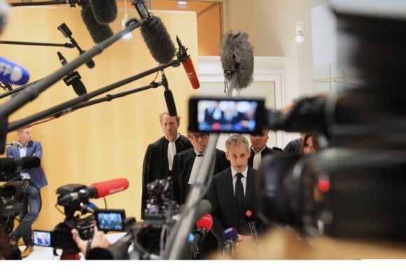 L'ancien président Nicolas Sarkozy s'exprime jeudi 25 septembre 2025 devant les médias après que le tribunal correctionnel de Paris l'a condamné à 5 ans de prison pour avoir été reconnu coupable d'association de malfaiteurs dans l’affaire de financement présumé de sa campagne de 2007 par des fonds libyens. Photo : Christophe Ena / AP / Sipa