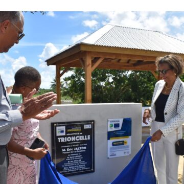 De gauche à droite : Jacques Bangou, vice-président de Cap excellence, Hélène Polifonte, maire de Baie-Mahault, Marie-Luce Penchard vice-présidente de la Région, le représentant l'Adème, lors du dévoilement de la plaque inaugurale de la nouvelle déchetterie intercommunale de Trioncelle, le 29 août 2025. Photo : Ville de Baie-Mahault De gauche à droite : Jacques Bangou, vice-président de Cap excellence, Hélène Polifonte, maire de Baie-Mahault, Marie-Luce Penchard vice-présidente de la Région, le représentant l'Adème, lors du dévoilement de la plaque inaugurale de la nouvelle déchetterie intercommunale de Trioncelle, le 29 août 2025. Photo : Ville de Baie-Mahault