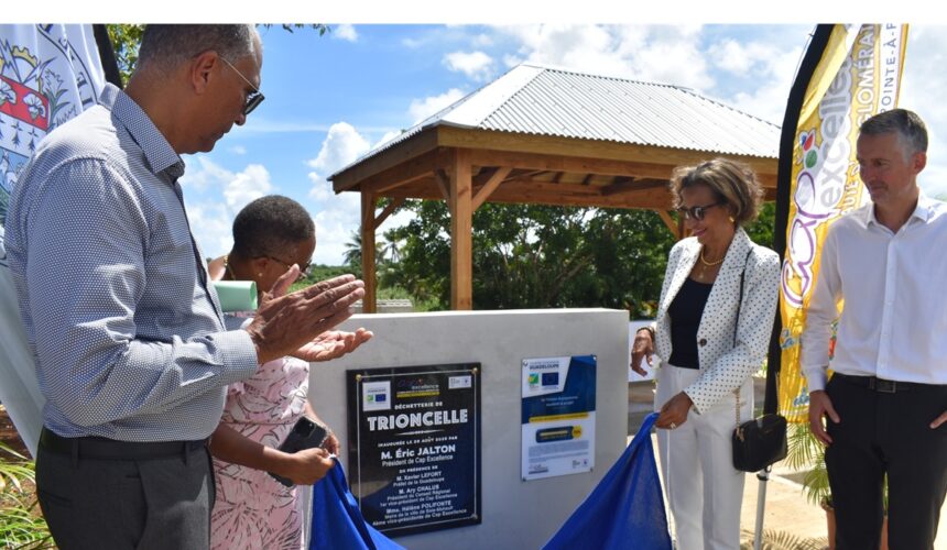 De gauche à droite : Jacques Bangou, vice-président de Cap excellence, Hélène Polifonte, maire de Baie-Mahault, Marie-Luce Penchard vice-présidente de la Région, le représentant l'Adème, lors du dévoilement de la plaque inaugurale de la nouvelle déchetterie intercommunale de Trioncelle, le 29 août 2025. Photo : Ville de Baie-Mahault