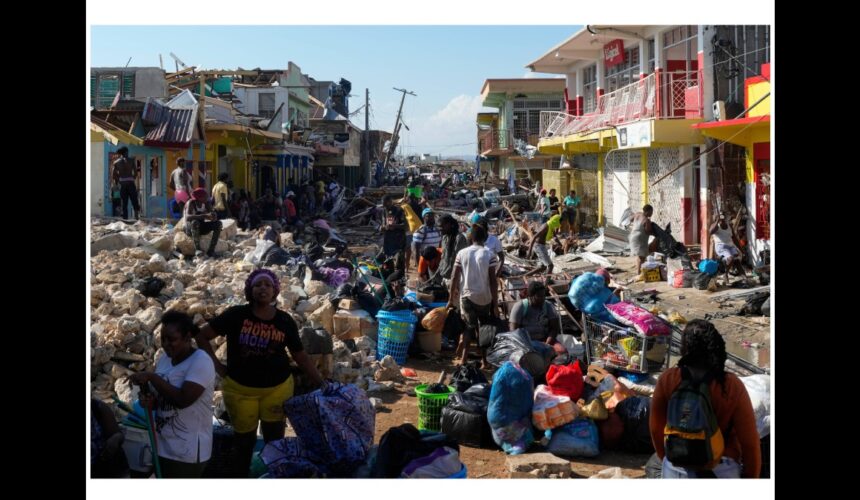 Des habitants se rassemblent parmi les débris au lendemain de l'ouragan Melissa, dans une rue de Black River dans le sud-ouest de l'île, en Jamaïque, jeudi 30 octobre 2025. Photo : Matias Delacroix / AP / Sipa
