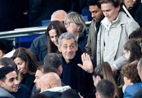 Nicolas Sarkozy assiste au match de football entre le Paris Saint-Germain (PSG) et Auxerre au stade du Parc des Princes à Paris samedi 27 septembre 2025. Photo : John Spencer / Sipa