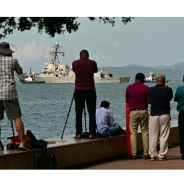 Le public prend des photos de l'USS Gravely, un navire de guerre américain, quittant le port de Port of spain le 30 octobre 2025. Le navire de guerre américain était arrivé à Trinidad-and-Tobago le 26 octobre 2025 pour des exercices conjoints au large du Venezuela, alors que Washington intensifiait sa pression contre les trafiquants de drogue et le dirigeant vénézuélien Nicolas Maduro. Photo : Martin Bernetti / AFP Le public prend des photos de l'USS Gravely, un navire de guerre américain, quittant le port de Port of spain le 30 octobre 2025. Le navire de guerre américain était arrivé à Trinidad-and-Tobago le 26 octobre 2025 pour des exercices conjoints au large du Venezuela, alors que Washington intensifiait sa pression contre les trafiquants de drogue et le dirigeant vénézuélien Nicolas Maduro. Photo : Martin Bernetti / AFP
