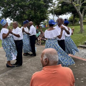 Le club des aînés « Espoirs de Vivre » anime la place du Calvaire au Gosier avec une prestation de quadrille dans le cadre de la Semaine bleue, lundi 6 octobre. Photo : Ici le Gosier Le club des aînés « Espoirs de Vivre » anime la place du Calvaire au Gosier avec une prestation de quadrille dans le cadre de la Semaine bleue, lundi 6 octobre. Photo : Ici le Gosier