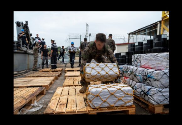Les 7,056 kg de cocaïne saisis sur un navire de pêche sans pavillon dans la zone Antilles le 6 octobre 2025 sont débarqués par la Marine nationale au port de Fort-de-France. Photo : Forces armées aux Antilles
