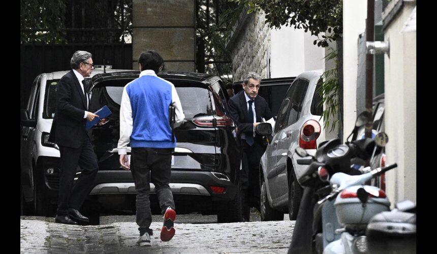 L'ancien président Nicolas Sarkozy (à droite) regagne son domicile, le 13 octobre 2025, accompagné de son avocat Jean-Michel Darrois (à gauche). Il venait d'être reçu par le parquet pour être informé du début de son incarcération. Photo : Julien de Rosa / AFP