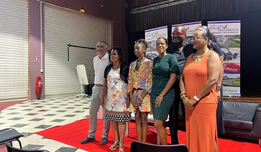 Jocelyne Daril directrice des affaires culturelles de Cap excellence (au centre), Francesca Faithful élue à la culture (à gauche), le 21 novembre après la conférence de presse de présentation de la programmation du festival Îlo jazz qui se tiendra du 30 novembre au 7 décembre. Photo : Le Courrier de Guadeloupe