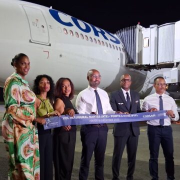 Sur le tarmac de l'aéroport de Guadeloupe, les officiels célèbrent l'inauguration du nouveau vol direct Corsair entre Nantes et Pointe-à-Pitre le 16 décembre 2025. Photo : DR Sur le tarmac de l'aéroport de Guadeloupe, les officiels célèbrent l'inauguration du nouveau vol direct Corsair entre Nantes et Pointe-à-Pitre le 16 décembre 2025. Photo : DR