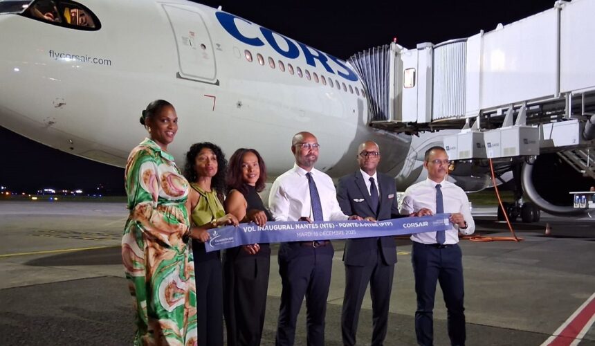 Sur le tarmac de l'aéroport de Guadeloupe, les officiels célèbrent l'inauguration du nouveau vol direct Corsair entre Nantes et Pointe-à-Pitre le 16 décembre 2025. Photo : DR