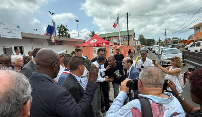 Le ministre de l’Intérieur Bruno Retailleau échange avec un riverain le 30 août lors de l'inauguration de la première brigade de quartier guadeloupéenne, à Sainte-Rose. Photo : Ville de Sainte-Rose 971