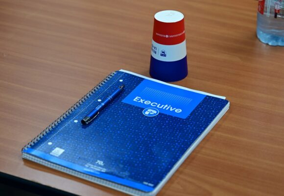 Photo d’illustration de l’agenda d’un cadre à la table d’une réunion de travail. Romain Doucelin / Sipa