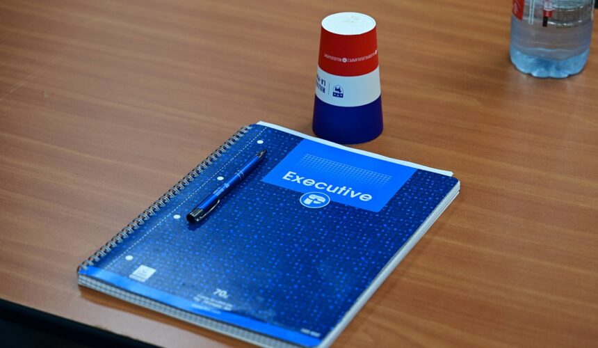 Photo d’illustration de l’agenda d’un cadre à la table d’une réunion de travail. Romain Doucelin / Sipa