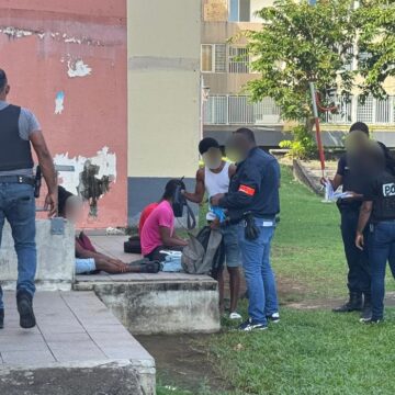 Opération de sécurisation aux abords d'un établissement scolaire à Capesterre Belle-Eau, vendredi 19 décembre 2025. La Police nationale « renforce sa présence » et « dialogue avec les équipes éducatives » pour « garantir la sécurité des élèves, du personnel et des familles en cette période de fin d'année ». Photo : Police nationale de Guadeloupe Opération de sécurisation aux abords d'un établissement scolaire à Capesterre Belle-Eau, vendredi 19 décembre 2025. La Police nationale « renforce sa présence » et « dialogue avec les équipes éducatives » pour « garantir la sécurité des élèves, du personnel et des familles en cette période de fin d'année ». Photo : Police nationale de Guadeloupe