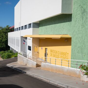 Vue extérieure de la nouvelle maison d'arrêt de Basse-Terre, photographiée le 7 décembre 2025, jour de son inauguration par le ministre de la Justice, Gérald Darmanin. Photo : Carla Bernhardt / AFP Vue extérieure de la nouvelle maison d'arrêt de Basse-Terre, photographiée le 7 décembre 2025, jour de son inauguration par le ministre de la Justice, Gérald Darmanin. Photo : Carla Bernhardt / AFP