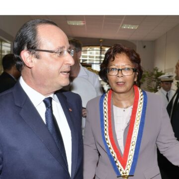 Le 13 décembre 2013, le président de la République François Hollande est accueilli par la maire de Cayenne, Marie-Laure Phinéra, à son arrivée à Cayenne, en Guyane française, où il effectue une visite de deux jours après son déplacement au Brésil. Photo : AP / Henri Griffit / Sipa Le 13 décembre 2013, le président de la République François Hollande est accueilli par la maire de Cayenne, Marie-Laure Phinéra, à son arrivée à Cayenne, en Guyane française, où il effectue une visite de deux jours après son déplacement au Brésil. Photo : AP / Henri Griffit / Sipa
