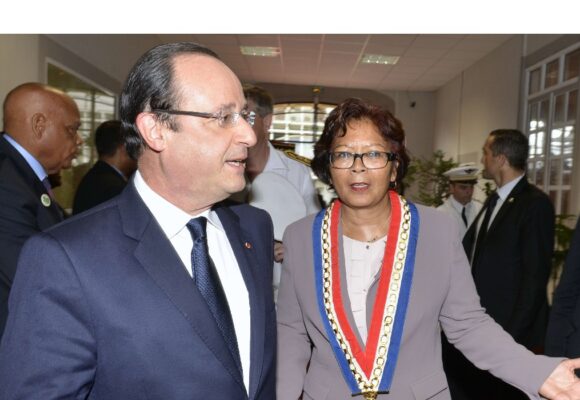 Le 13 décembre 2013, le président de la République François Hollande est accueilli par la maire de Cayenne, Marie-Laure Phinéra, à son arrivée à Cayenne, en Guyane française, où il effectue une visite de deux jours après son déplacement au Brésil. Photo : AP / Henri Griffit / Sipa