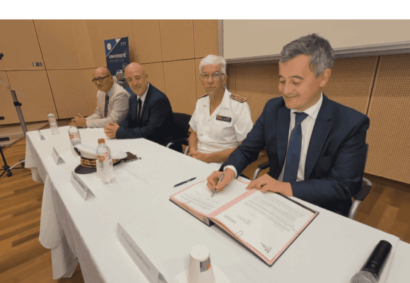 Le ministre de la Justice Gérald Darmanin signe la lettre d'engagement pour la création d'une prépa-Talents à l'École nationale de la magistrature (ENM) à l'université des Antilles, le 8 décembre à Saint-Claude. Une première en Outre-mer pour corriger la sous-représentation des magistrats ultramarins. Photo : DR