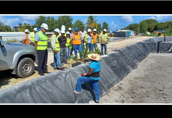 Visite de chantier de la station d'épuration de Folle Anse à Marie-Galante, le 16 janvier. Les travaux de rénovation, d'un montant de 4,5 millions d'euros, doivent être réceptionnés définitivement le 17 février. Photo : Préfecture de Guadeloupe