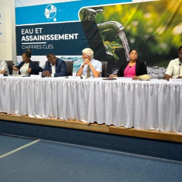 La délégation qui a présenté les « chiffres de l'eau » de l’année 2023. De droite à gauche : Patrick Saint-Martin (ARS), Sylvie Gustave dit Duflot (Région/OFB), Thierry Devimeux (préfet), Guy Losbar (Département), Isabelle Amirail-Jomie (Office de l'eau) et Dominique Laban (Smgeag). C'est le préfet qui a livré le diagnostic le plus sévère. Photo : Le Courrier de Guadeloupe La délégation qui a présenté les « chiffres de l'eau » de l’année 2023. De droite à gauche : Patrick Saint-Martin (ARS), Sylvie Gustave dit Duflot (Région/OFB), Thierry Devimeux (préfet), Guy Losbar (Département), Isabelle Amirail-Jomie (Office de l'eau) et Dominique Laban (Smgeag). C'est le préfet qui a livré le diagnostic le plus sévère. Photo : Le Courrier de Guadeloupe