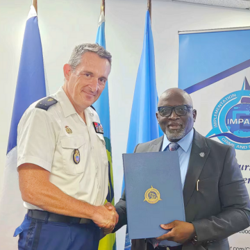 Signature du protocole d'accord entre la Caricom Impacs et la gendarmerie de Guadeloupe. A droite le lieutenant-colonel Michael Jones (directeur exécutif de l'agence caribéenne) et à gauche le général de brigade Christophe Perret (commandant de la gendarmerie en Guadeloupe). Photo : Gendarmerie de Guadeloupe