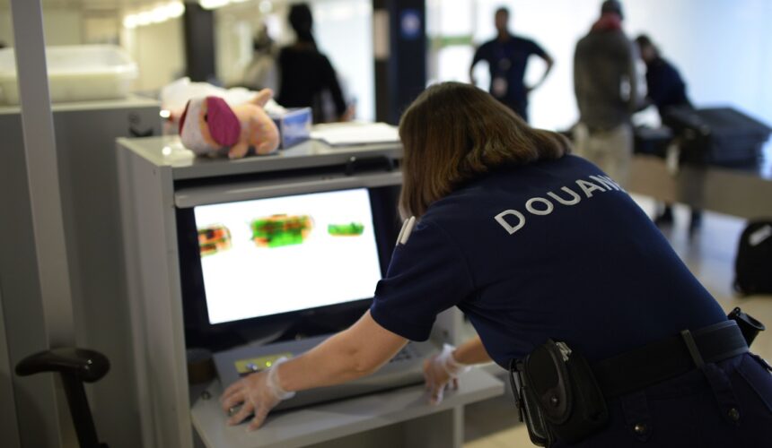 Le service des Douanes installe un contrôle aux arrivées de l'aéroport d’Orly pour tenter d'intercepter des mules, ces hommes et ces femmes qui ingèrent des ovules de cocaïnes provenant de Guyane à destination de l'Europe. Photo : Jérôme Mars / JDD / Sipa