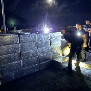 Un important chargement de cigarettes de contrebande, a été saisi par les douaniers lors d'une opération conjointe avec la gendarmerie sur la plage de Grande Anse à Deshaies le 28 novembre 2025. Photo : Gendarmerie de Guadeloupe