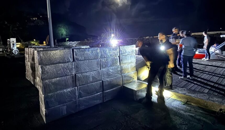Un important chargement de cigarettes de contrebande, a été saisi par les douaniers lors d'une opération conjointe avec la gendarmerie sur la plage de Grande Anse à Deshaies le 28 novembre 2025. Photo : Gendarmerie de Guadeloupe