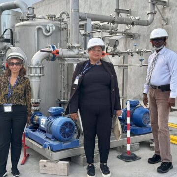 Les élus régionaux Ary Chalus, Sylvie Gustave dit Duflo et Sylvie Vanoukia lors de l'inauguration du compensateur synchrone de Jarry, le 10 décembre. Leur présence devait « insister sur la portée politique » du projet. Deux ans avant l'échéance de la Programmation pluriannuelle de l’énergie, le fossé se creuse entre les annonces et la réalité du mix énergétique. Photo : Région Guadeloupe
