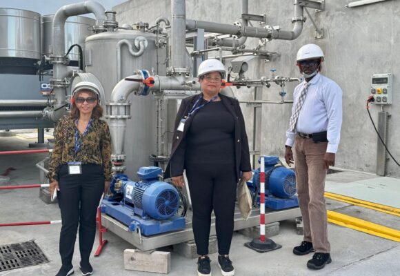 Les élus régionaux Ary Chalus, Sylvie Gustave dit Duflo et Sylvie Vanoukia lors de l'inauguration du compensateur synchrone de Jarry, le 10 décembre. Leur présence devait « insister sur la portée politique » du projet. Deux ans avant l'échéance de la Programmation pluriannuelle de l’énergie, le fossé se creuse entre les annonces et la réalité du mix énergétique. Photo : Région Guadeloupe