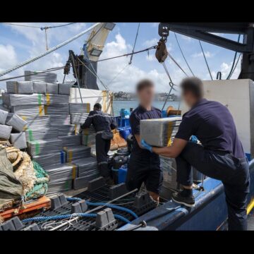 Le débarquement des 138 ballots de cocaïne saisis, à Fort-de-France en Martinique. Les 4,2 tonnes ont été interceptées en mer le 14 décembre par la Marine nationale. Photo : Forces armées aux Antilles