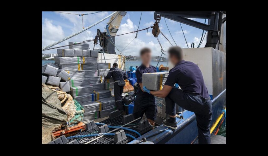 Le débarquement des 138 ballots de cocaïne saisis, à Fort-de-France en Martinique. Les 4,2 tonnes ont été interceptées en mer le 14 décembre par la Marine nationale. Photo : Forces armées aux Antilles