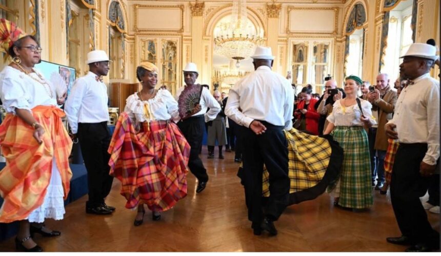 Dans les salons du ministère de la Culture, des danseurs en tenue traditionnelle créole exécutent une figure du quadrille guadeloupéen, lors de la cérémonie de son inscription au Patrimoine Culturel Immatériel, le 17 décembre 2025. Photo : DR