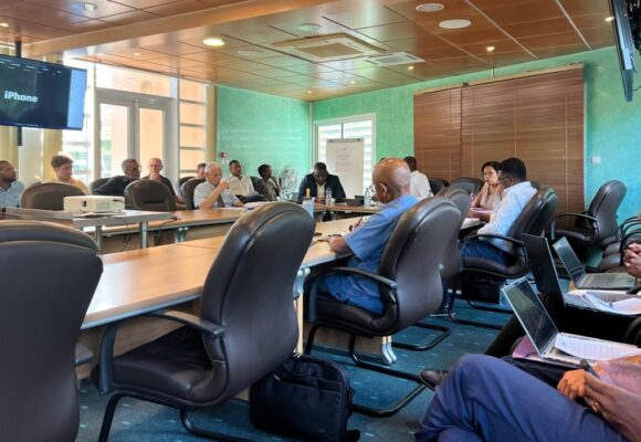 Tensions autour de la crise de l'eau : le comité syndical du Smgeag, le 7 janvier, où les élus des communes privées d'eau ont exprimé leur exaspération face à un plan jugé trop ciblé et trop lent. Photo: Le Courrier de Guadeloupe