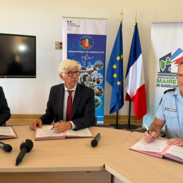 Signature de la convention entre la gendarmerie nationale et l’Association des Maires de Guadeloupe présidée par Jocelyn Sapotille, ce mardi 13 janvier à Basse-Terre, sous l’égide du préfet Thierry Devimeux. Photo : Préfecture de Guadeloupe Signature de la convention entre la gendarmerie nationale et l’Association des Maires de Guadeloupe présidée par Jocelyn Sapotille, ce mardi 13 janvier à Basse-Terre, sous l’égide du préfet Thierry Devimeux. Photo : Préfecture de Guadeloupe