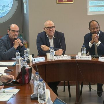 Bruno Bonnell, secrétaire général pour l'investissement France 2030 (au centre), lors de sa visite en Guadeloupe le 22 janvier, à la rencontre des porteurs de projets. Photo : Préfecture de Guadeloupe Bruno Bonnell, secrétaire général pour l'investissement France 2030 (au centre), lors de sa visite en Guadeloupe le 22 janvier, à la rencontre des porteurs de projets. Photo : Préfecture de Guadeloupe