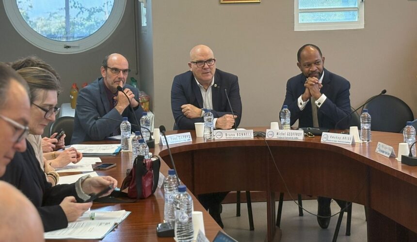 Bruno Bonnell, secrétaire général pour l'investissement France 2030 (au centre), lors de sa visite en Guadeloupe le 22 janvier, à la rencontre des porteurs de projets. Photo : Préfecture de Guadeloupe