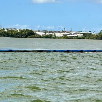Au large d’Arnouville, entre Petit-Bourg et Baie-Mahault, le barrage déviant est de retour ce 27 janvier 2026. Photo: Préfecture de Guadeloupe