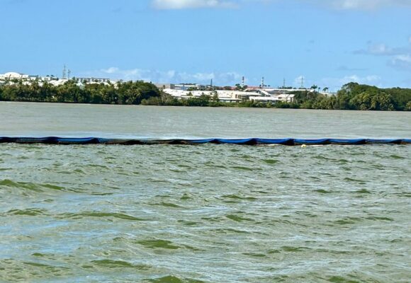 Au large d’Arnouville, entre Petit-Bourg et Baie-Mahault, le barrage déviant est de retour ce 27 janvier 2026. Photo: Préfecture de Guadeloupe