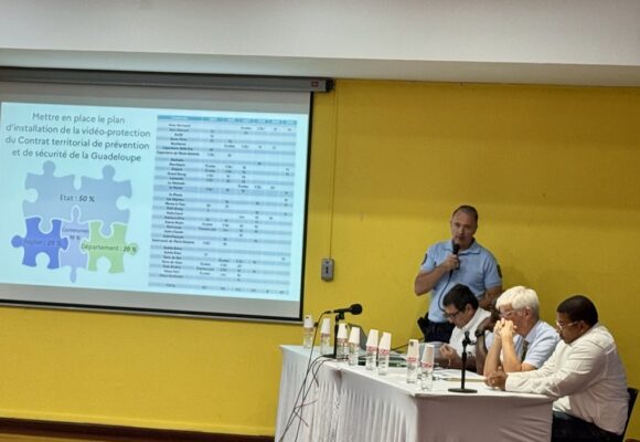 Réunion vendredi 13 février 2026, à l’Espace régional du Raizet entre l’État (préfecture, forces de l’ordre) et les élus du territoire pour faire reculer la violence. Photo : Région Guadeloupe