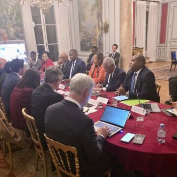 Paris, lundi 9 février 2026. La ministre des Outre-mer réunissait les élus guadeloupéens pour avancer sur l'évolution statutaire et institutionnelle. Bilan : un consensus introuvable, un projet de référendum sur l’adoption de l’article 74 de la Constitution et une classe politique plus divisée que jamais. Photo : DR