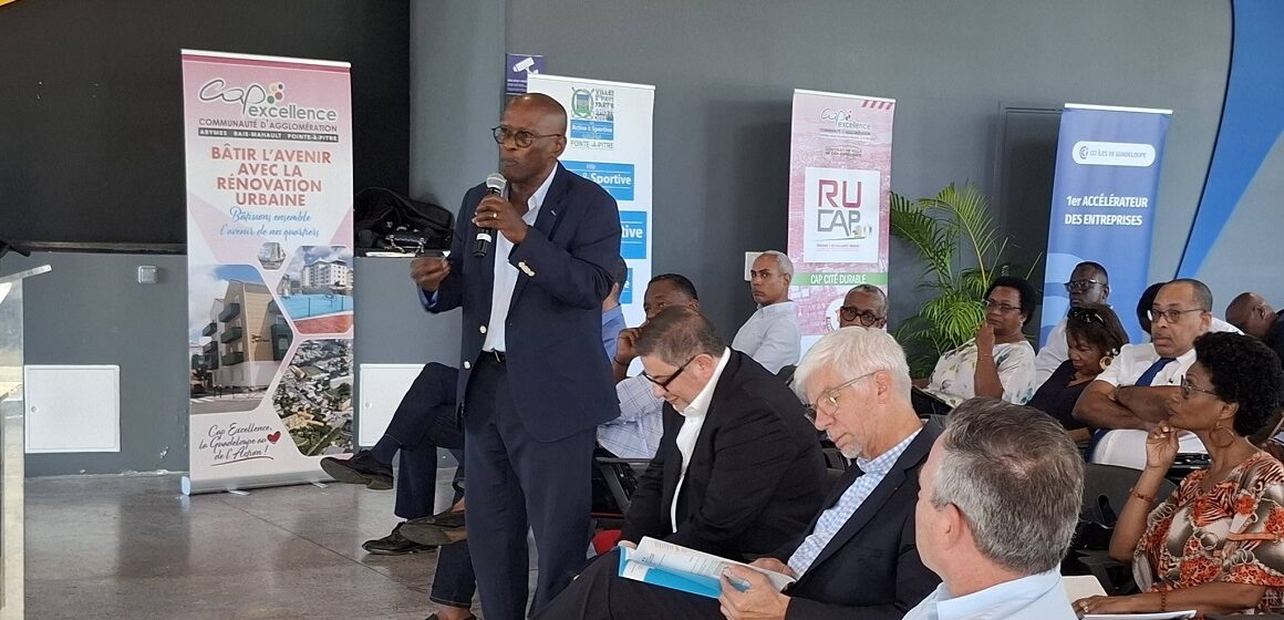 Le maire de Pointe-à-Pitre, Harry Durimel (micro), et le préfet de la région, Thierry Devimeux, lors du séminaire consacré au Renouvellement urbain de Cap excellence les 30 et 31 janvier 2026 au Mémorial acte. Photo : Ville de Pointe-à-Pitre Le maire de Pointe-à-Pitre, Harry Durimel (micro), et le préfet de la région, Thierry Devimeux, lors du séminaire consacré au Renouvellement urbain de Cap excellence les 30 et 31 janvier 2026 au Mémorial acte. Photo : Ville de Pointe-à-Pitre