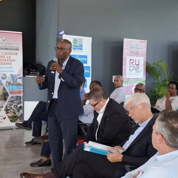 Le maire de Pointe-à-Pitre, Harry Durimel (micro), et le préfet de la région, Thierry Devimeux, lors du séminaire consacré au Renouvellement urbain de Cap excellence les 30 et 31 janvier 2026 au Mémorial acte. Photo : Ville de Pointe-à-Pitre Le maire de Pointe-à-Pitre, Harry Durimel (micro), et le préfet de la région, Thierry Devimeux, lors du séminaire consacré au Renouvellement urbain de Cap excellence les 30 et 31 janvier 2026 au Mémorial acte. Photo : Ville de Pointe-à-Pitre