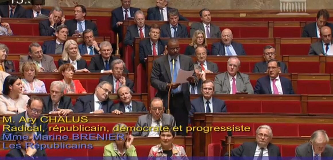 Ary Chalus, député de Guadeloupe, lors d’une séance de questions au gouvernement mardi 31 mai 2016. Capture écran Assemblée nationale. Ary Chalus, député de Guadeloupe, lors d’une séance de questions au gouvernement mardi 31 mai 2016. Capture écran Assemblée nationale.