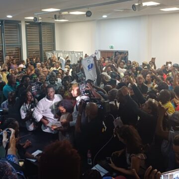 À 21h20, les cris de joie éclatent au bureau centralisateur de Baie-Mahault où sont proclamés les résultats qui annoncent Michel Mado vainqueur de l’élection municipales. Photo : Le Courrier de Guadeloupe