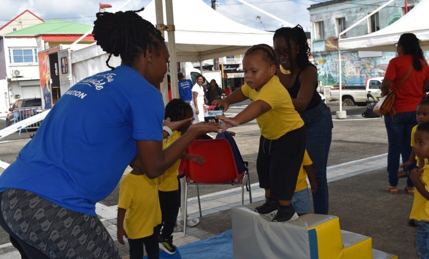 Dans l'atelier du saut dans le vide, un tout-petit expérimente l'équilibre entre peur et confiance, place Gerty Archimède, Morne-à-l’Eau, semaine de la petite enfance. Photo : Ville de Morne à l'eau